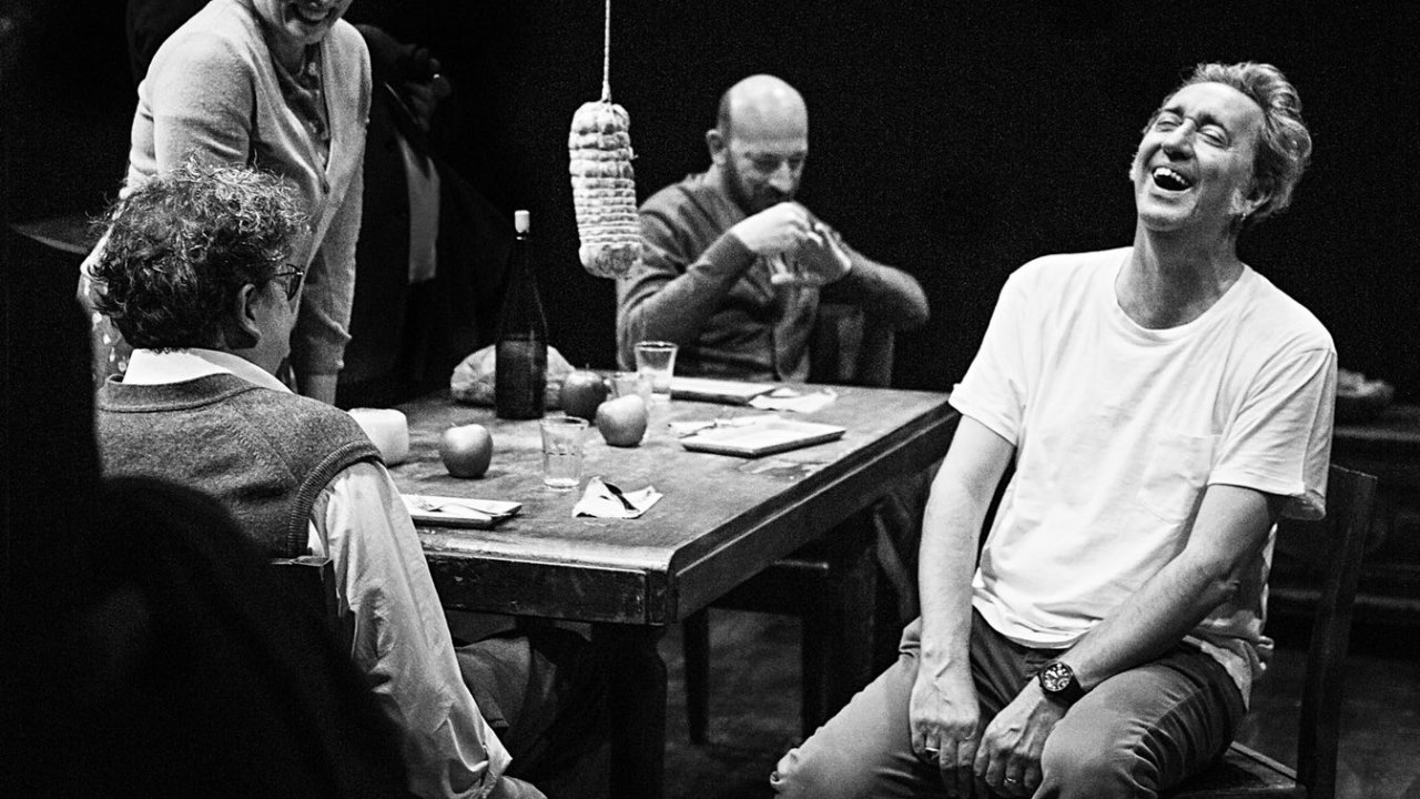 Paolo Sorrentino porta in tv il teatro di Mattia Torre con Sei pezzi facili, dal 19 novembre su Rai 3