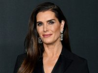 Brooke Shields ha ricordato come le discussioni sulla sua verginità 'non l'abbiano mai abbandonata'