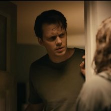 Barbarian: Bill Skarsgård in una scena del film