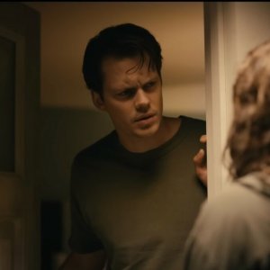 Barbarian: Bill Skarsgård in una scena del film
