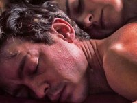 Un anno, una notte, la recensione: quando il grande cinema racconta l'intimità di un trauma collettivo