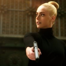 Diabolik - Ginko all'attacco!: Miriam Leone con la pistola