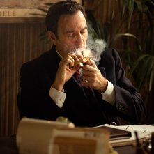 Diabolik - Ginko all'attacco!: Valerio Mastandrea mentre fuma la pipa