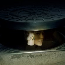 Diabolik - Ginko all'attacco!: Miriam Leone in un tombino