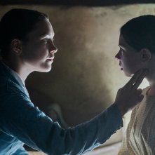 Il prodigio: Florence Pugh e íla Lord Cassidy in una scena del film