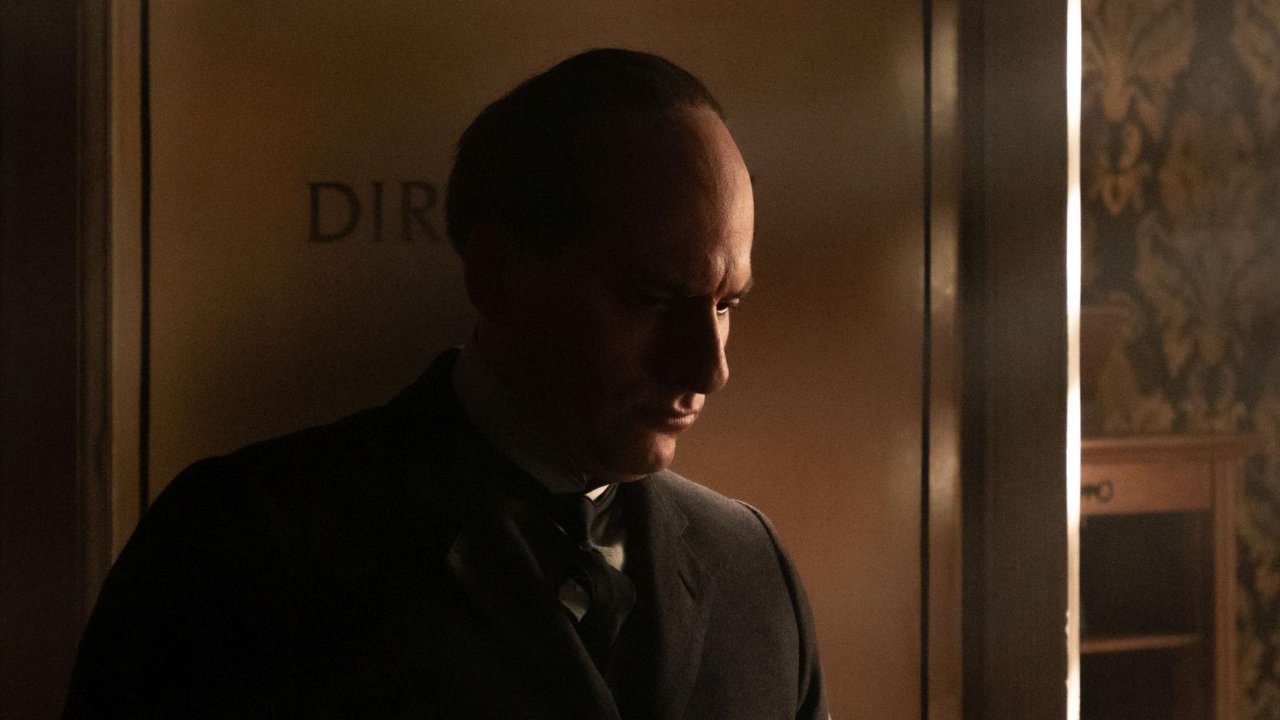 Luca Marinelli nei panni di Benito Mussolini