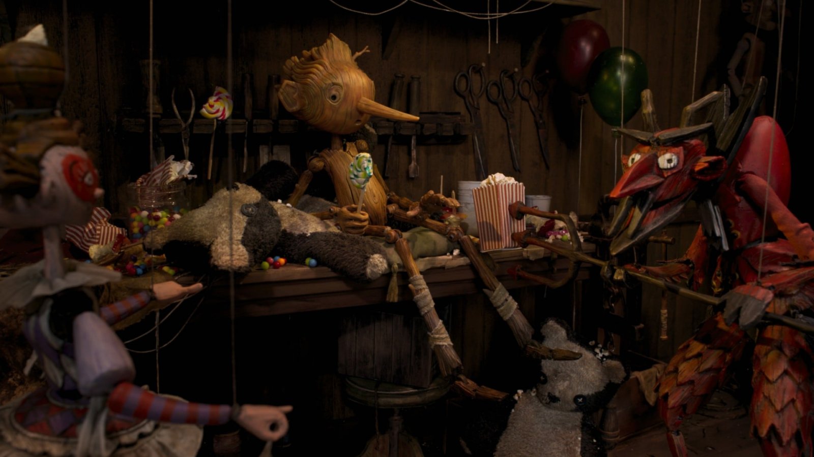 Pinocchio, Alexandre Desplat ha composto la musica usando solo strumenti in legno e ha commosso Del Toro