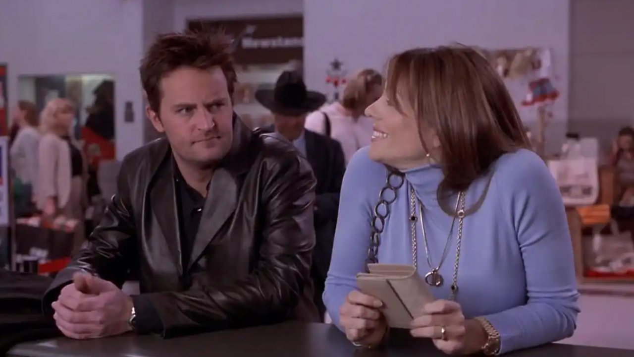 Elizabeth Hurley: 'Lavorare con Matthew Perry è stato un incubo per via delle sue dipendenze'