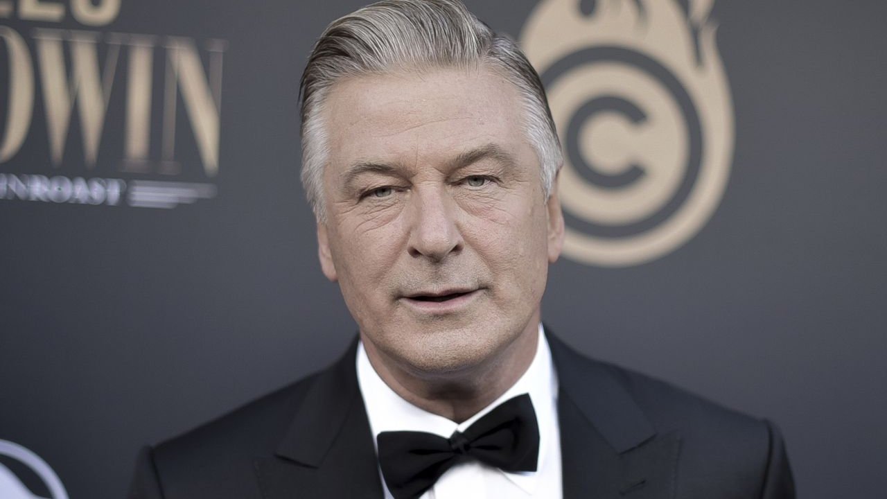 Alec Baldwin fa causa alla troupe di Rust per negligenza: vuole riabilitare il suo nome