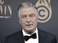 Alec Baldwin fa causa alla troupe di Rust per negligenza: vuole riabilitare il suo nome