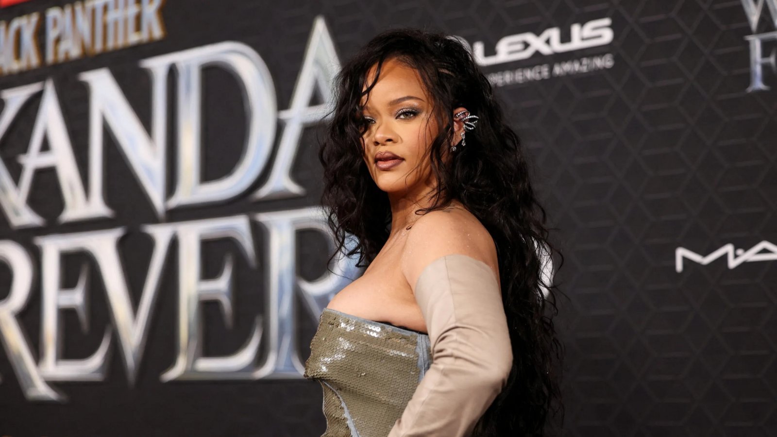 Black Panther: Wakanda Forever, Rihanna presenta la canzone 'Born Again'