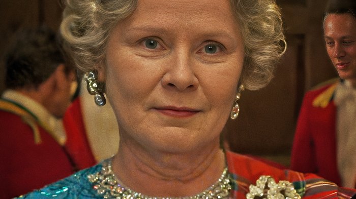 The Crown 5, Imelda Staunton: “Ho iniziato a preoccuparmi quando mi sono sentita a mio agio nei vestiti reali”