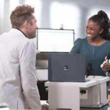 Grey's anatomy 19: Scott Speedman e Aniela Gumbs in una scena