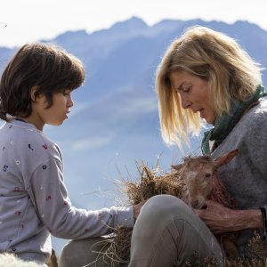 Belle & Sebastien - Next Generation: Robinson Mensah Rouanet e Michèle Laroque in una scena del film