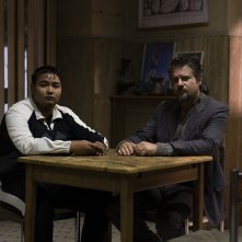 Notte fantasma: Edoardo Pesce, Yothin Clavenzani in una scena del film