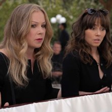 Christina Applegate, Linda Cardellini in Dead to Me 3