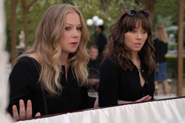 Dead To Me 3 Christina Applegate Linda Cardellini 4