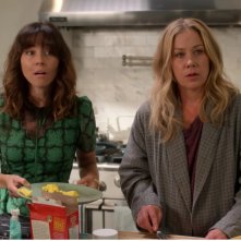 Dead to Me 3: Christina Applegate e Linda Cardellini in una scena