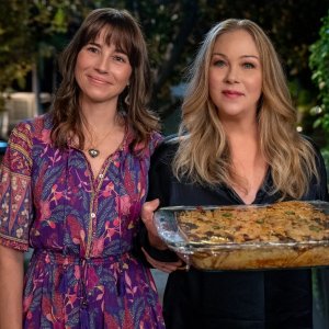 Dead to Me 3: Christina Applegate, Linda Cardellini in una scena