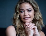 Denise Richards: l'attrice coinvolta in un incidente e in una sparatoria