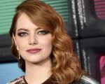 Emma Stone gravemente ferita nelle foto dal set di AND di Yorgos Lanthimos