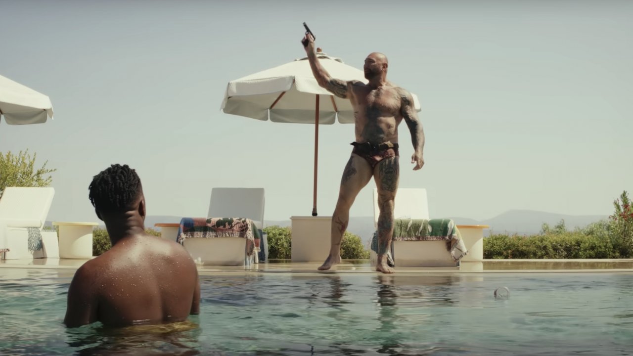 Glass Onion, Rian Johnson sugli slip di Dave Bautista: 'Possono rivaleggiare con il maglione di Chris Evans'