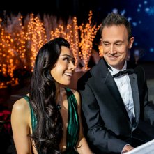 Natale con te: Aimee Garcia e Freddie Prinze Jr. seduti al piano