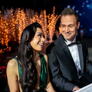 Natale con te: Aimee Garcia e Freddie Prinze Jr. seduti al piano