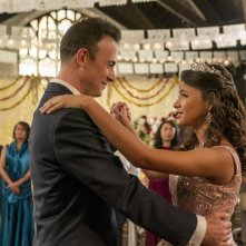 Natale con te: Aimee Garcia e Freddie Prinze Jr. mentre danzano