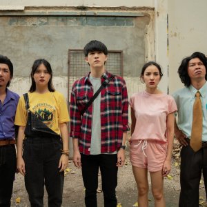 Lost Lotteries: il cast una scena del film