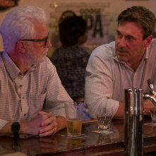 Confess, Fletch: Jon Hamm e John Slattery in una scena
