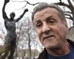Sylvester Stallone posa con la statua di Rocky in un video che ha fatto impazzire i fan