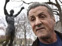 Sylvester Stallone posa con la statua di Rocky in un video che ha fatto impazzire i fan