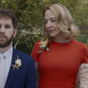 The People We Hate at the Wedding: Allison Janney, Kristen Bell, Ben Platt durante una scena