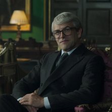 The Crown 5: Johnny Lee Miller in una scena