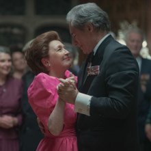 The Crown 5: Lesley Manville e Timothy Dalton in una scena