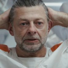 Andor: Andy Serkis in una scena