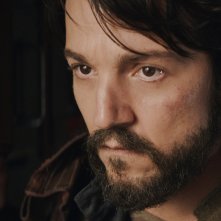 Andor: un primo piano di Diego Luna