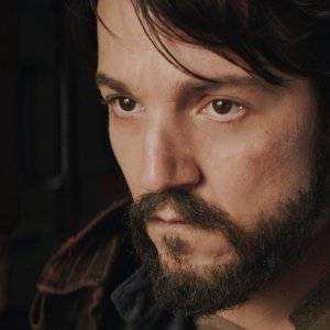 Andor: un primo piano di Diego Luna