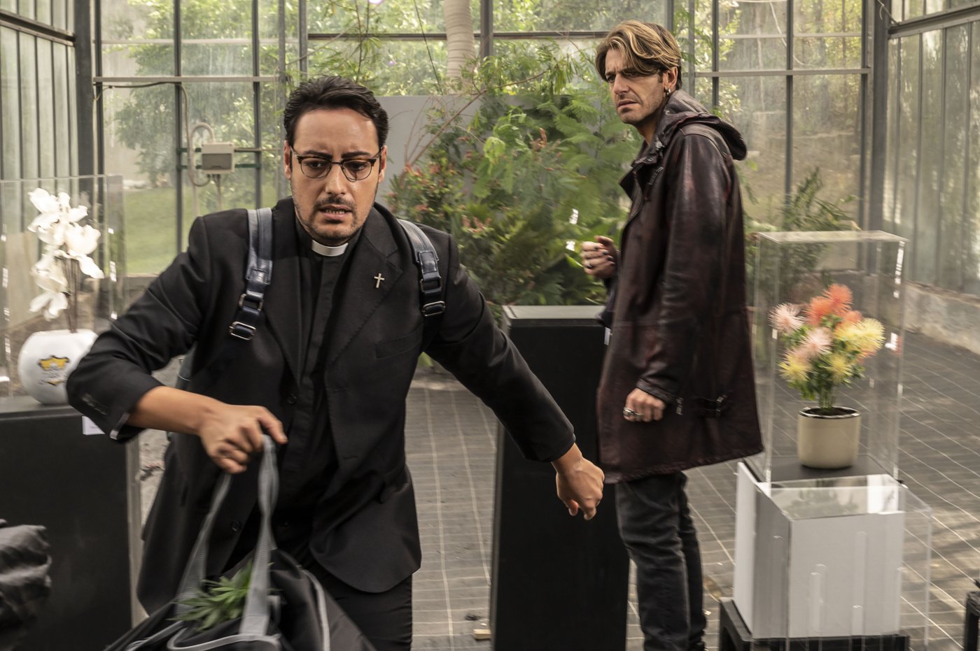 Falla girare, la recensione un film cialtrone che diverte senza