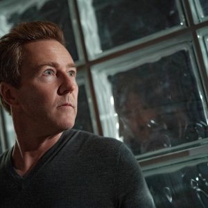 Glass Onion - Knives Out: Edward Norton in una scena del film