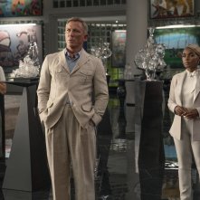 Glass Onion - Knives Out: Janelle Monáe, Jessica Henwick e Daniel Craig in una scena del film