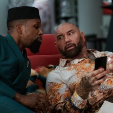 Glass Onion - Knives Out: Dave Bautista e LEslie Odom Jr. in una scena del film