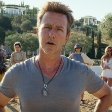 Glass Onion - Knives Out: Edward Norton in una sequenza