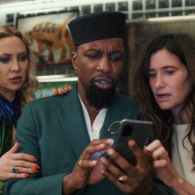 Glass Onion - Knives Out: Kate Hudson, Kathryn Hahn, Leslie Odom Jr. in una scena del film