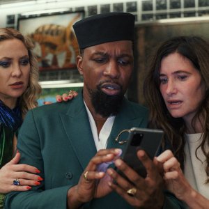 Glass Onion - Knives Out: Kate Hudson, Kathryn Hahn, Leslie Odom Jr. in una scena del film