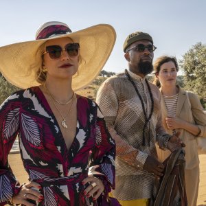Glass Onion - Knives Out: Kate Hudson, Kathryn Hahn, Leslie Odom Jr. in una foto