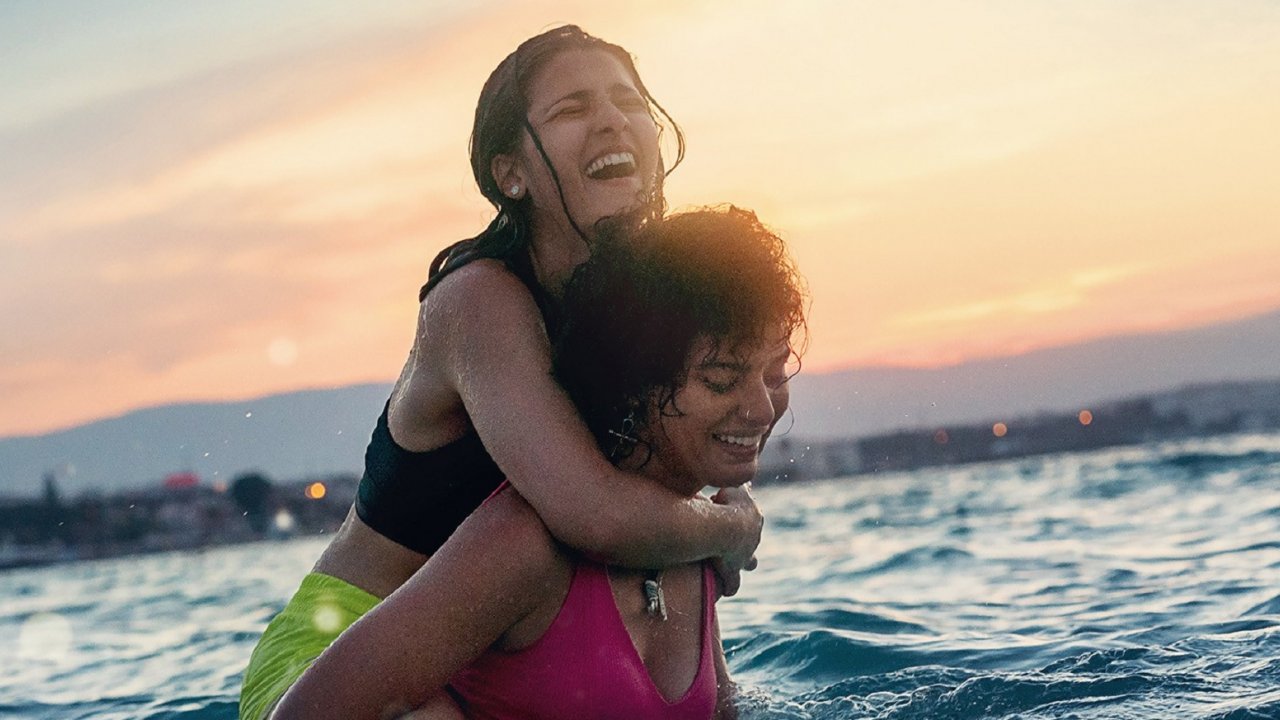 Le nuotatrici, su Netflix in streaming da oggi