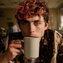 Bones and All, Timothee Chalamet sorseggia una bevanda