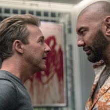 Glass Onion: Knives Out, Edward Norton e Dave Bautista in una foto del film